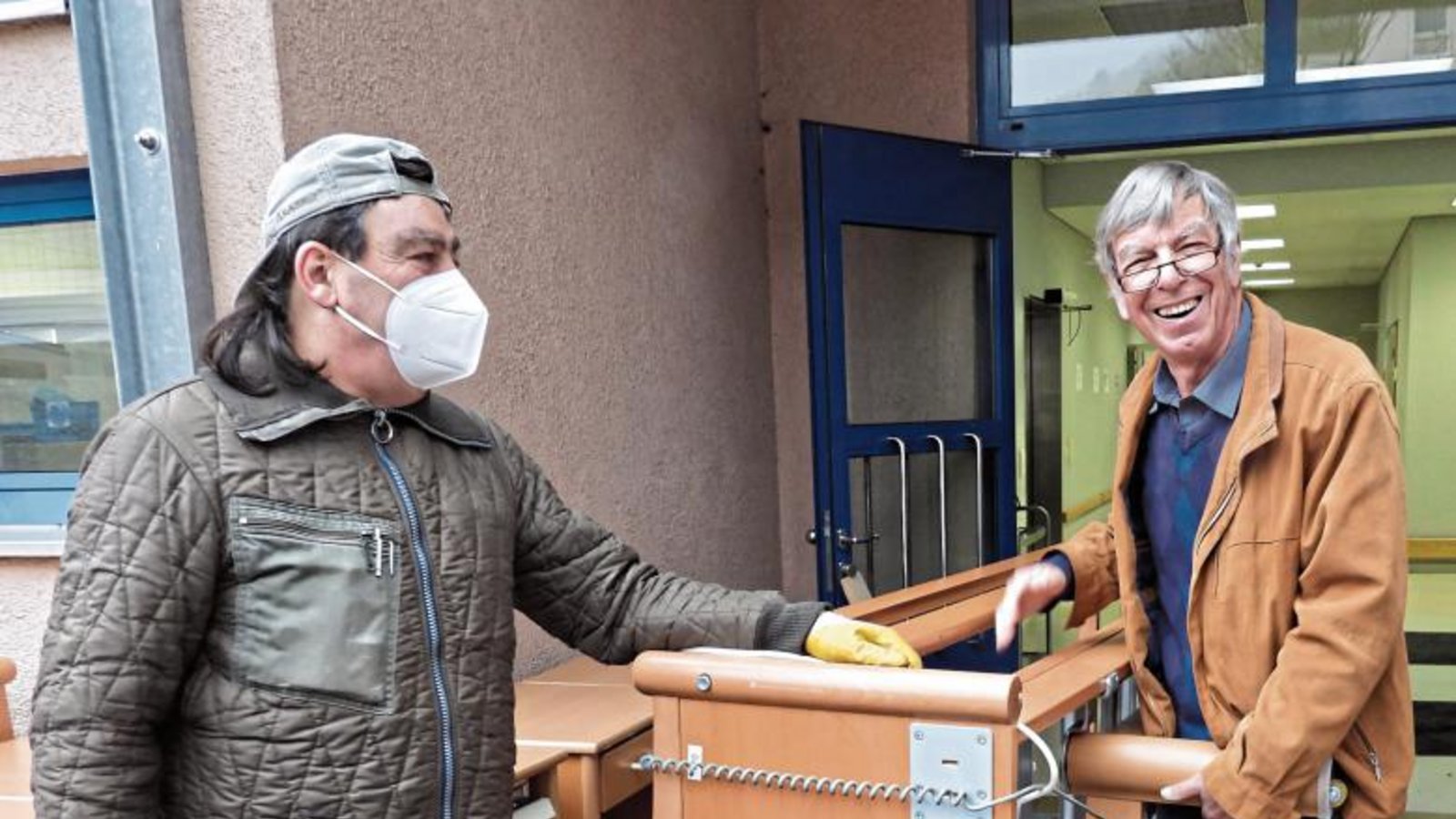 Ulrich Hirsch (auf dem linken Foto rechts) organisiert im Auftrag des Gustav-Adolf-Werkes die Möbeltransporte nach Osteuropa. Fotos: p Ulrich Hirsch (auf dem linken Foto rechts) organisiert im Auftrag des Gustav-Adolf-Werkes die Möbeltransporte nach Osteuropa. Fotos: p