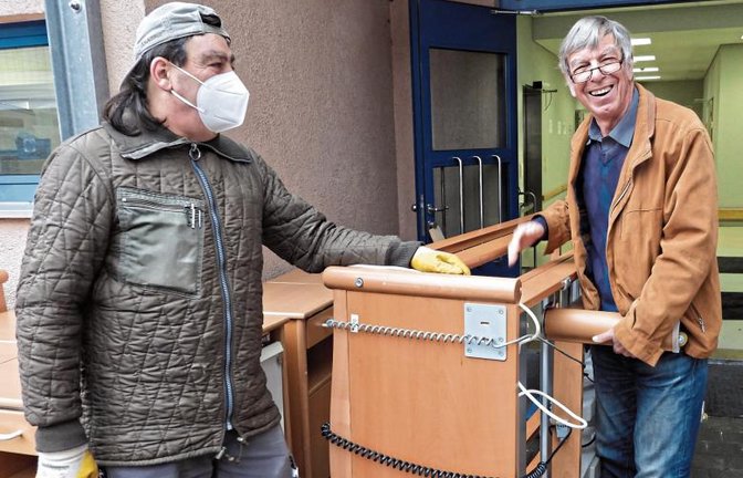 Ulrich Hirsch (auf dem linken Foto rechts) organisiert im Auftrag des Gustav-Adolf-Werkes die Möbeltransporte nach Osteuropa.  Fotos: p