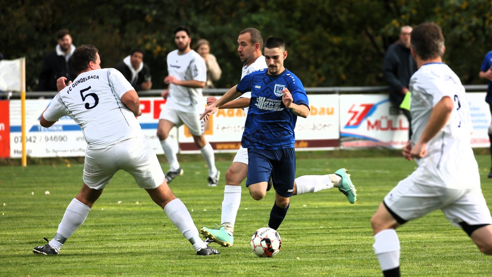 Der Vaihinger Luca Carta (in Blau) setzt sich gegen eine vielbeinige Gündelbacher Abwehr durch. Am Ende gewinnt der VfB das Stadtderby mit 8:1. Foto: Küppers Der Vaihinger Luca Carta (in Blau) setzt sich gegen eine vielbeinige Gündelbacher Abwehr durch. Am Ende gewinnt der VfB das Stadtderby mit 8:1. Foto: Küppers