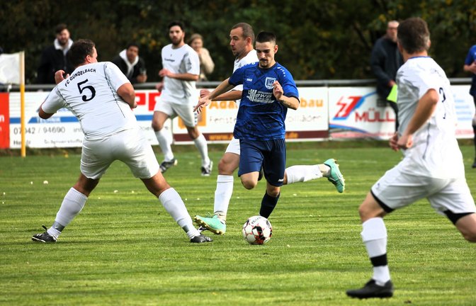 Der Vaihinger Luca Carta (in Blau) setzt sich gegen eine vielbeinige Gündelbacher Abwehr durch. Am Ende gewinnt der VfB das Stadtderby mit 8:1. <span class='image-autor'>Foto: Küppers</span>