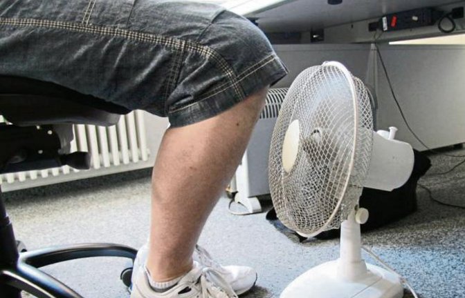 Liebe Leser, die nächsten Tage soll es mächtig heiß werden. Für kühle Beine haben wir schon mal den Ventilator unterm Schreibtisch angeschmissen. Und was machen Sie, um die hohen Temperaturen auszuhalten? Wasserschlacht? Eiswürfel aufs Gesicht? Bis Freitagvormittag sammeln wir Ihre schönsten Erfrischungsfotos. Einfach die Bilder per E-Mail an info@vkz.de mit Vornamen, Nachnamen und Ort schicken. Die besten Schnappschüsse veröffentlichen wir am Samstag in der VKZ. Foto: Rostek