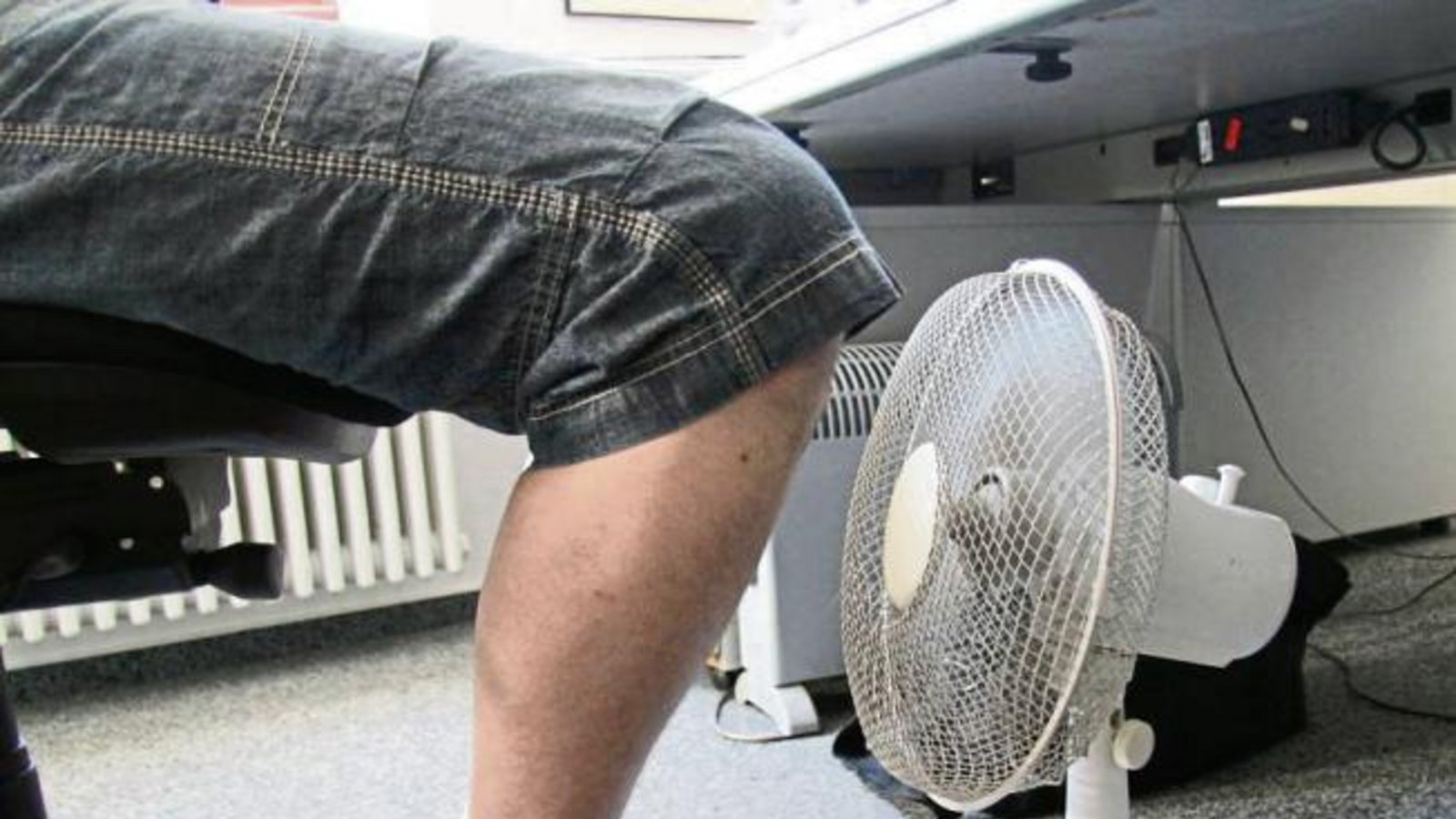 Liebe Leser, die nächsten Tage soll es mächtig heiß werden. Für kühle Beine haben wir schon mal den Ventilator unterm Schreibtisch angeschmissen. Und was machen Sie, um die hohen Temperaturen auszuhalten? Wasserschlacht? Eiswürfel aufs Gesicht? Bis Freitagvormittag sammeln wir Ihre schönsten Erfrischungsfotos. Einfach die Bilder per E-Mail an info@vkz.de mit Vornamen, Nachnamen und Ort schicken. Die besten Schnappschüsse veröffentlichen wir am Samstag in der VKZ. Foto: Rostek