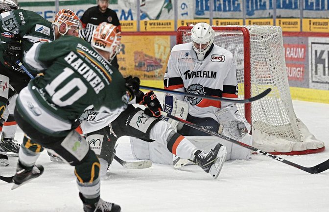 Wo ist der Puck? Nachdem Bietigheims Norman Hauner (vorne) abgezogen hat, setzt Shawn Weller (links) gegen Löwen-Goalie Ilya Andryukhov (rechts) nach. Foto: Baumann