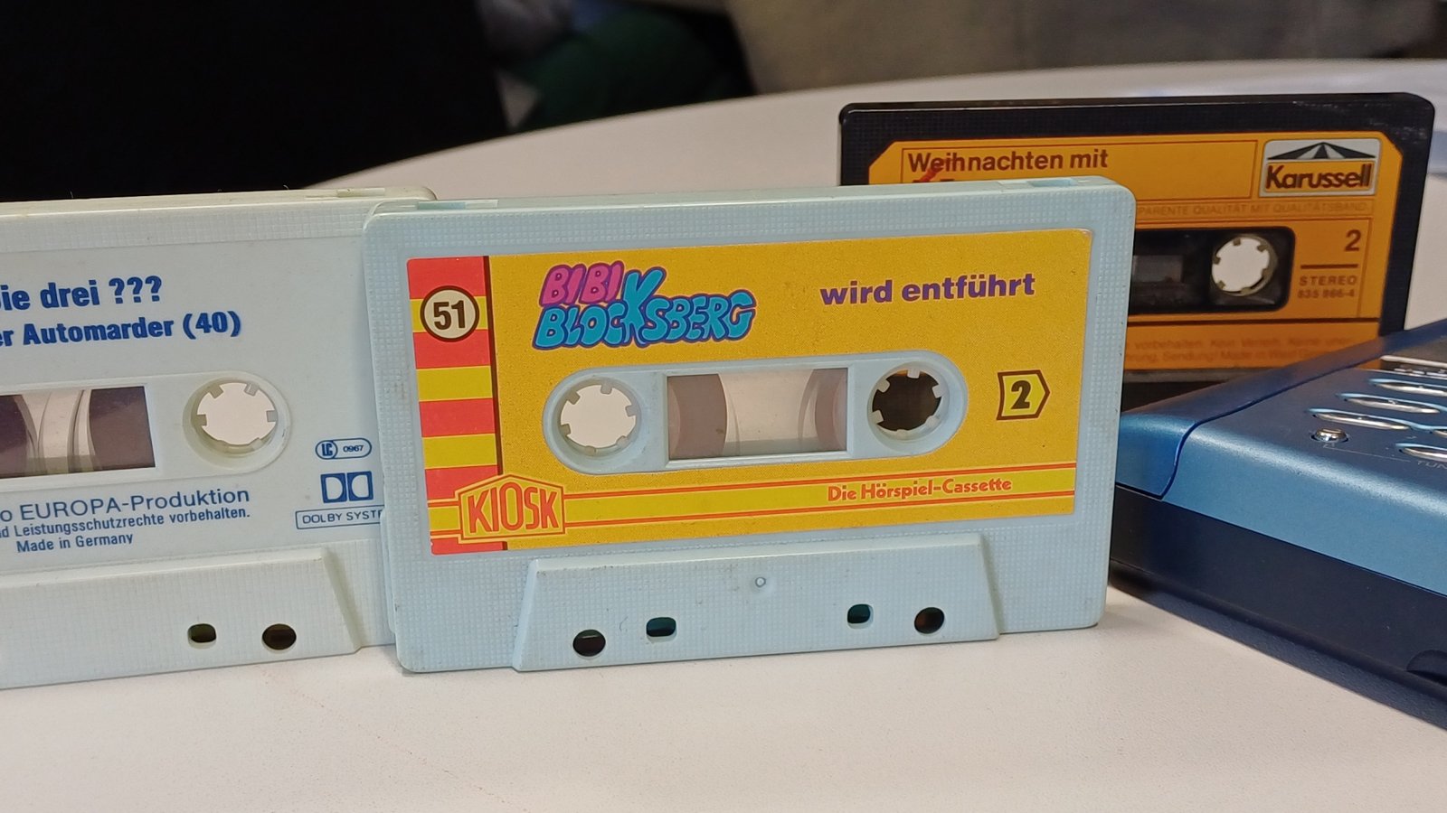 Redaktionsleiterin Dorothee Kauer kann noch mit Original-Kassetten und einem Walkman aufwarten. Fotos: Rücker/Pixabay