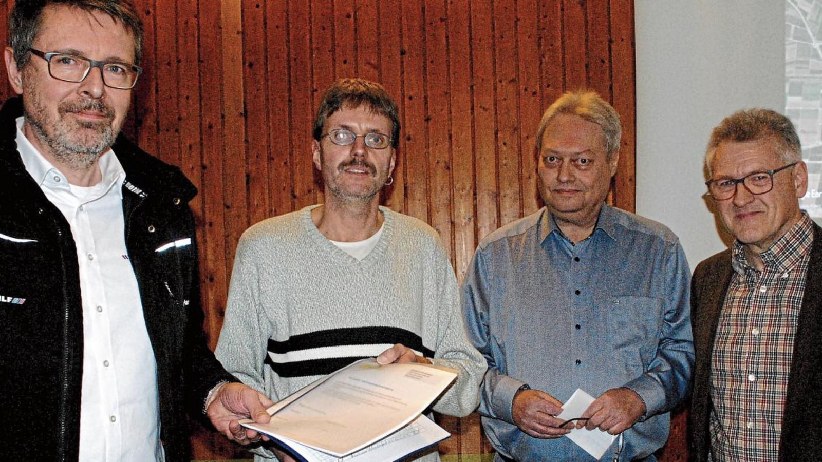 Gregory Hancke (von links) bekam am Mittwoch von Bernd Bruckner, Michael Bareis und Albrecht Schmid die Unterschriftenliste überreicht. Fotos: Stahlfeld