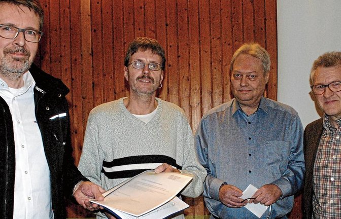 Gregory Hancke (von links) bekam am Mittwoch von Bernd Bruckner, Michael Bareis und Albrecht Schmid die Unterschriftenliste überreicht. Fotos: Stahlfeld