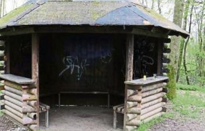 Holz vom Zaun wurde verfeuert.  Foto: Rücker