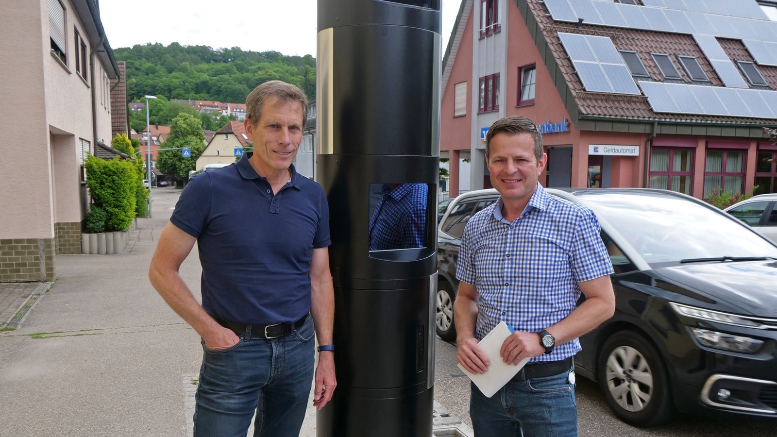 Stationäre Anlagen helfen, Verkehrslärm zu mindern und Verkehrssicherheit zu erhöhen, erklären Thomas Fritsch (links) und Oliver Müller bei der Vorstellung der Verkehrsüberwachungskonzeption des Enzkreises. Foto: Friedrich Stationäre Anlagen helfen, Verkehrslärm zu mindern und Verkehrssicherheit zu erhöhen, erklären Thomas Fritsch (links) und Oliver Müller bei der Vorstellung der Verkehrsüberwachungskonzeption des Enzkreises. Foto: Friedrich