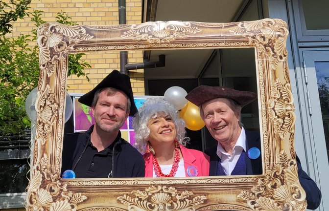 Der frühere Schulleiter Hans Sinnl (rechts) feiert auch mit. 