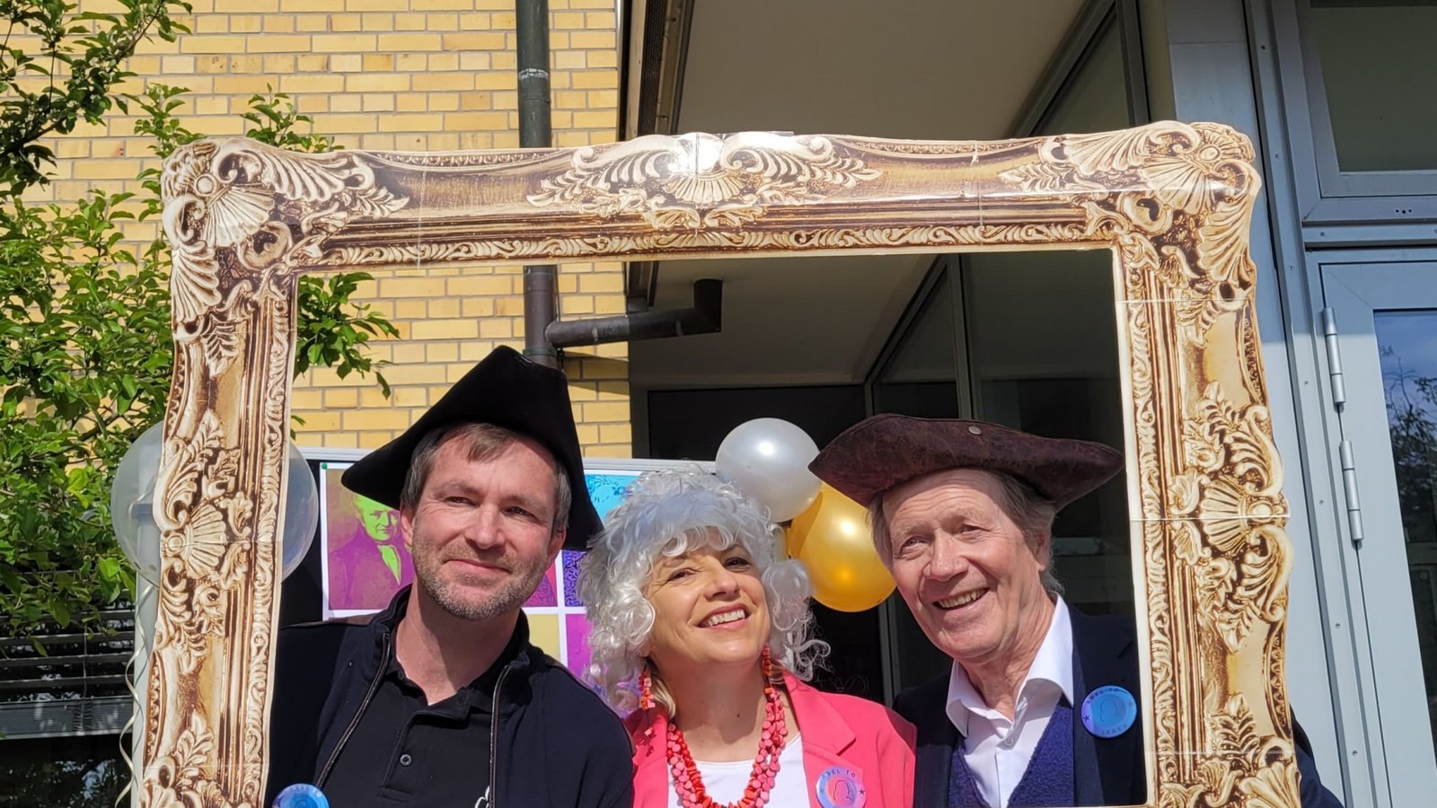 Der frühere Schulleiter Hans Sinnl (rechts) feiert auch mit. 