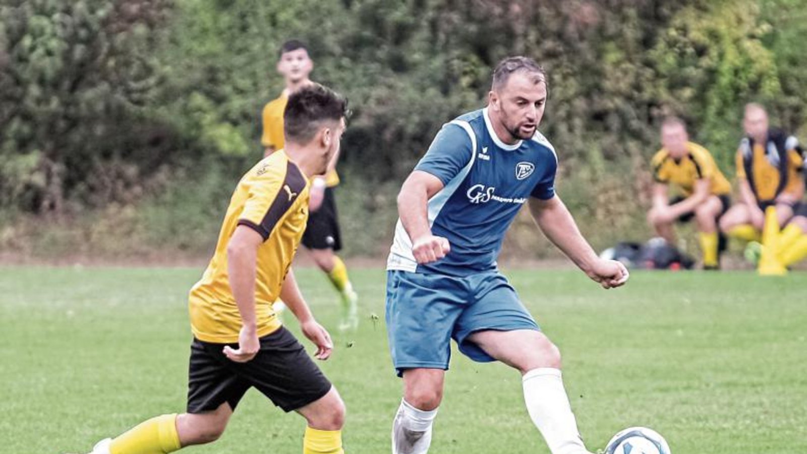 Für Aurichs Co-Trainer Qendrim Emini (rechts) ist das Derby gegen den VfB ein Wiedersehen mit seinem bisherigen Verein. Mit seinem neuen Team wartet er noch auf Punkte. Foto: Simecek Für Aurichs Co-Trainer Qendrim Emini (rechts) ist das Derby gegen den VfB ein Wiedersehen mit seinem bisherigen Verein. Mit seinem neuen Team wartet er noch auf Punkte. Foto: Simecek