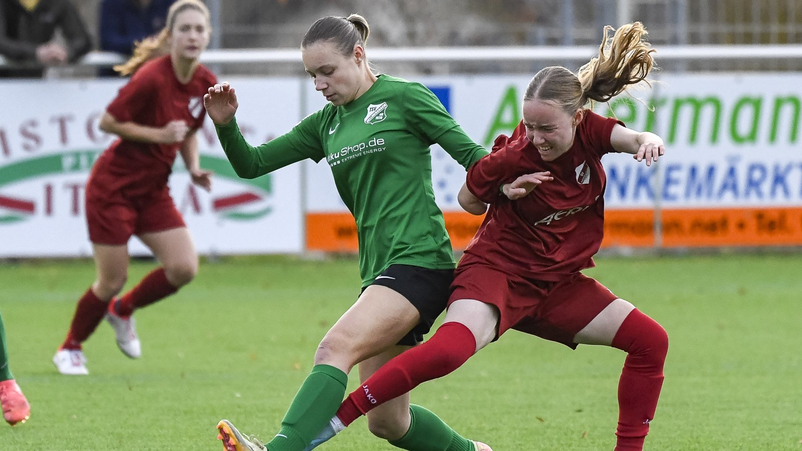 Ailsa Rumbolz (rechts) kämpft mit Maike Niklas um den Ballbesitz. Foto: Leitner Ailsa Rumbolz (rechts) kämpft mit Maike Niklas um den Ballbesitz. Foto: Leitner