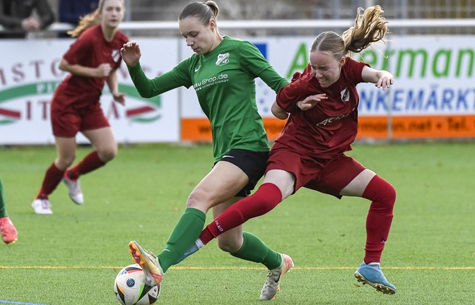 Ailsa Rumbolz (rechts) kämpft mit Maike Niklas um den Ballbesitz. <span class='image-autor'>Foto: Leitner</span>