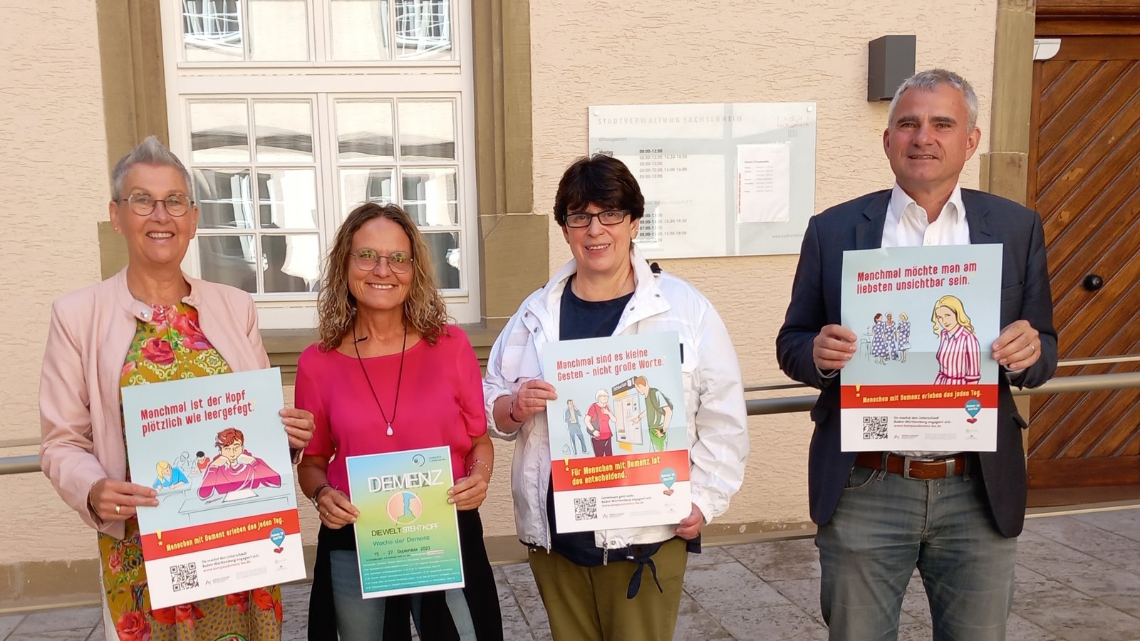 Präsentieren die Plakate einer Aufklärungskampagne zum Thema „Demenz“ (von links): Nicole Raichle von der Stadtverwaltung, Claudia Queisser von der Kirchlichen Sozialstation Sachsenheim, die Leiterin des Pflegeheims Sonnenfeld, Patricia O’Rourke, sowie Bürgermeister Holger Albrich. mig Präsentieren die Plakate einer Aufklärungskampagne zum Thema „Demenz“ (von links): Nicole Raichle von der Stadtverwaltung, Claudia Queisser von der Kirchlichen Sozialstation Sachsenheim, die Leiterin des Pflegeheims Sonnenfeld, Patricia O’Rourke, sowie Bürgermeister Holger Albrich. mig