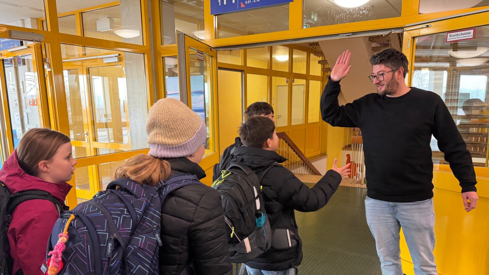 An der Ferdinand-Steinbeis-Realschule in Vaihingen werden die Schülerinnen und Schüler seit November an jedem Morgen persönlich begrüßt. Es solle ihnen signalisieren, dass sie hier willkommen sind und wertgeschätzt werden, teilt die Schule mit. Ein bis zwei Lehrkräfte stehen zehn Minuten dort und schenken den Ankommenden ein Lächeln und ein freundliches „Guten Morgen“. Persönliche Gespräche über Kummer, Sorgen und freudige Ereignisse fänden so einen Platz vor Unterrichtsbeginn, wo oft die Zeit dafür fehle. Manch älterer Schüler habe das anfangs seltsam gefunden und für eine neue Kontrolle gehalten. Inzwischen habe sich die „Kultur der Begrüßung“ institutionalisiert.  Foto: p