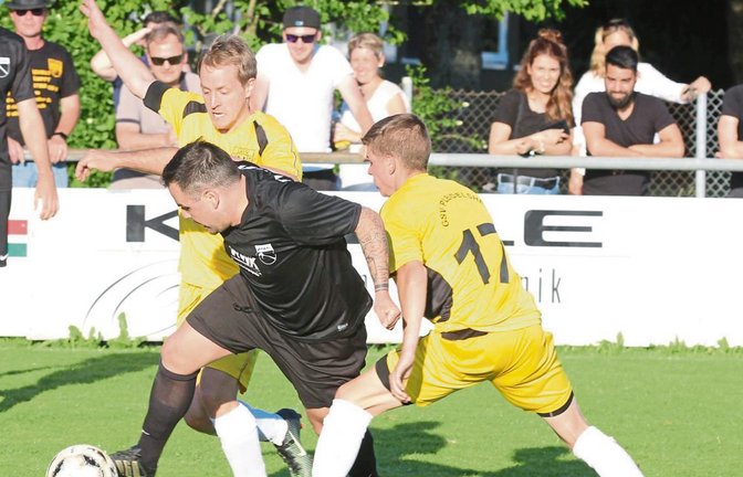 Riets Pasquale Arena wurschtelt sich gegen die Pleidelsheimer Markus Tränkle (links) und Daniel Pfeiffer (rechts) durch. Foto: Nachreiner