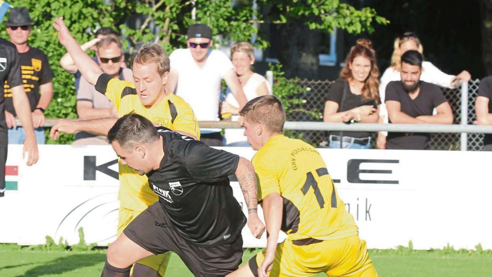 Riets Pasquale Arena wurschtelt sich gegen die Pleidelsheimer Markus Tränkle (links) und Daniel Pfeiffer (rechts) durch. Foto: Nachreiner Riets Pasquale Arena wurschtelt sich gegen die Pleidelsheimer Markus Tränkle (links) und Daniel Pfeiffer (rechts) durch. Foto: Nachreiner