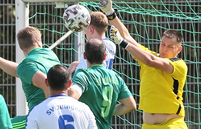 Iptingens Steffen Weeber (links) scheitert mit dieser Kopfballverlängerung an Gästekeeper Leon Berner. Doch am Ende steht ein 2:0-Heimsieg für den SV Iptingen. <span class='image-autor'>Foto: Küppers</span>