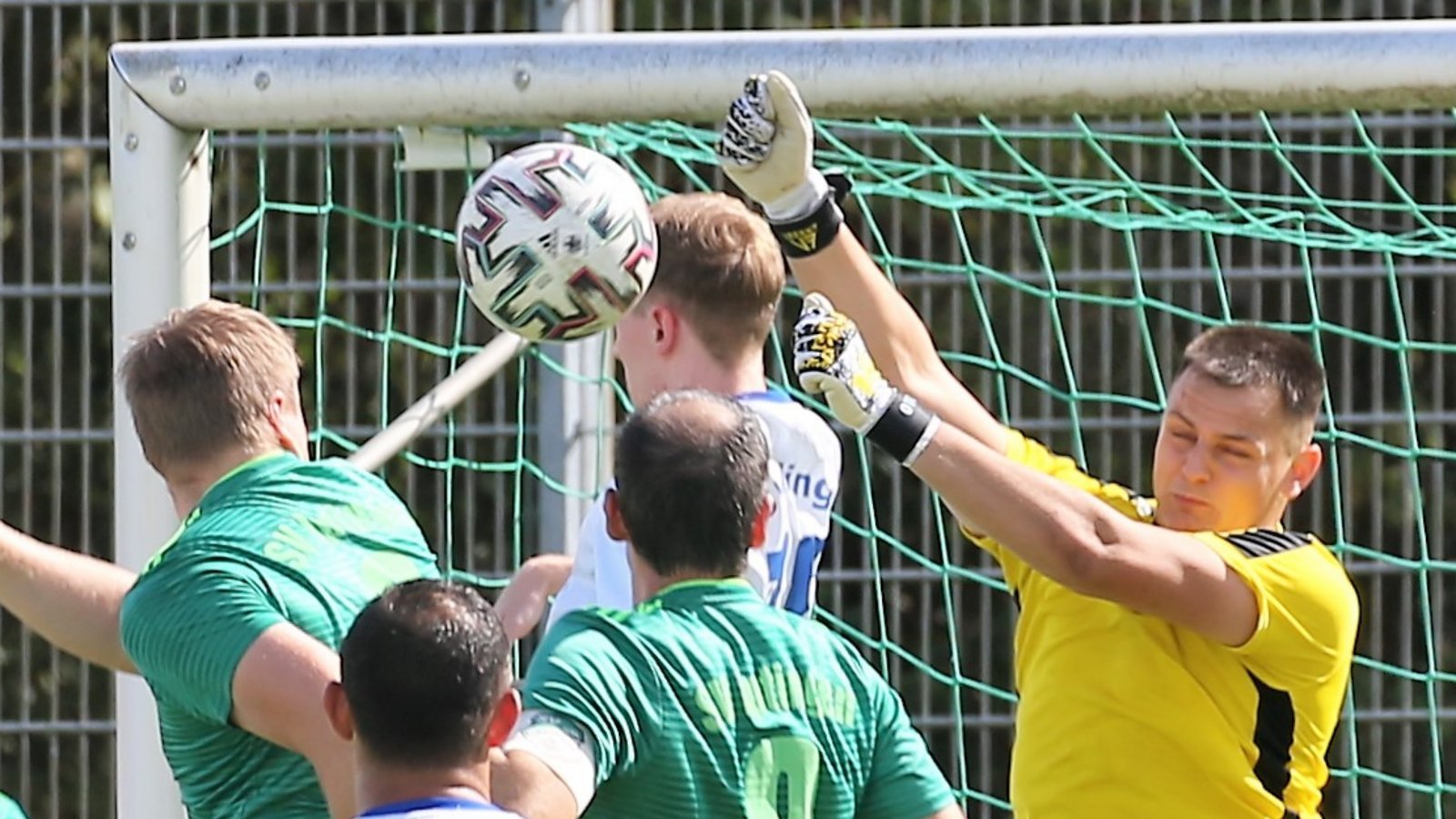Iptingens Steffen Weeber (links) scheitert mit dieser Kopfballverlängerung an Gästekeeper Leon Berner. Doch am Ende steht ein 2:0-Heimsieg für den SV Iptingen. Foto: Küppers Iptingens Steffen Weeber (links) scheitert mit dieser Kopfballverlängerung an Gästekeeper Leon Berner. Doch am Ende steht ein 2:0-Heimsieg für den SV Iptingen. Foto: Küppers