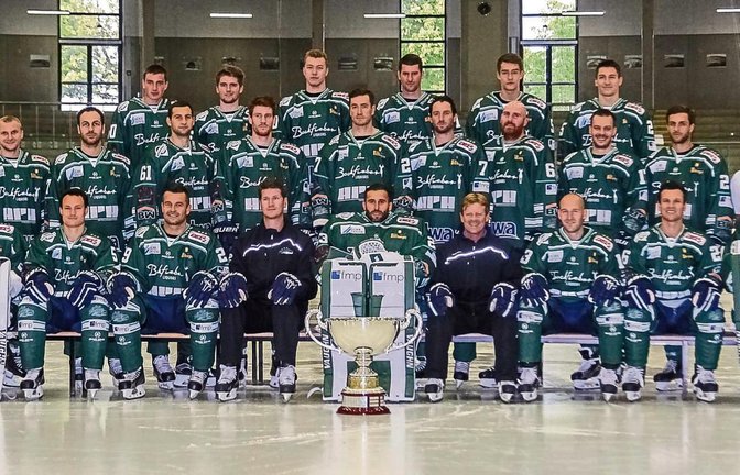 Auf dem Weg zur Titelverteidigung in der Deutschen Eishockey Liga (DEL) 2: die Bietigheim Steelers mit Carlo Wittor, Lukas Fröhlich, Michael Fink, Dominic Auger, Tim Heffner und Dennis Palka (hinten von links), Fitnesstrainerin Robin Niderost, Markus Gleich, Frederik Cabana, Sebastian Alt, Max Prommersberger, Justin Kelly, Jason Pinizzotto, Shawn Weller, Robin Just, David Wrigley und Physiotherapeutin Julia Gabski (Mitte von links) sowie Patrick Golombek, René Schoofs, Adam Bozecki, Co-Trainer Mark St.Jean, Sinisa Martinovic, Trainer Kevin Gaudet, Marcus Sommerfeld und Bastian Steingroß (vorne von links) Foto: Simecek
