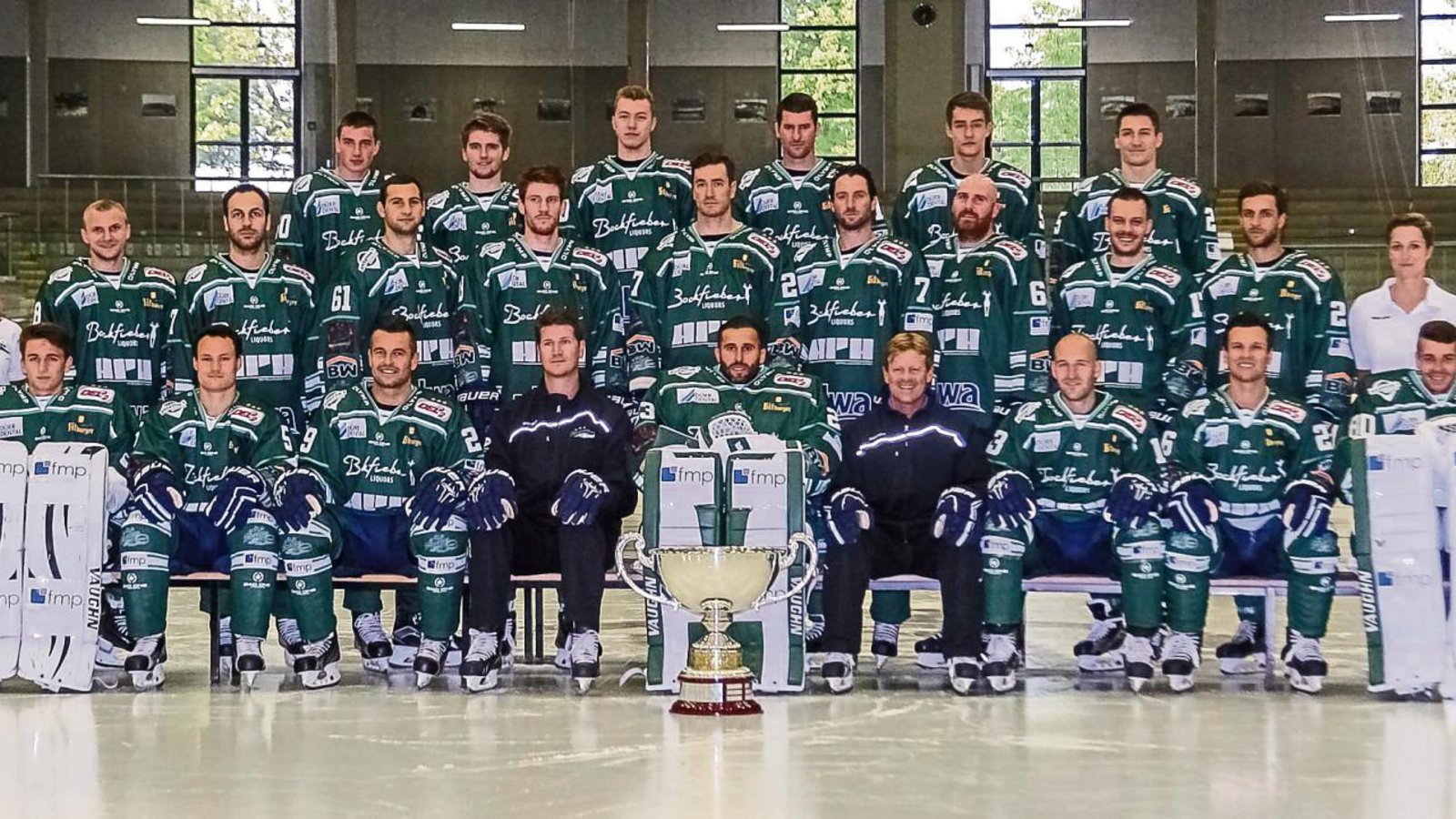 Auf dem Weg zur Titelverteidigung in der Deutschen Eishockey Liga (DEL) 2: die Bietigheim Steelers mit Carlo Wittor, Lukas Fröhlich, Michael Fink, Dominic Auger, Tim Heffner und Dennis Palka (hinten von links), Fitnesstrainerin Robin Niderost, Markus Gleich, Frederik Cabana, Sebastian Alt, Max Prommersberger, Justin Kelly, Jason Pinizzotto, Shawn Weller, Robin Just, David Wrigley und Physiotherapeutin Julia Gabski (Mitte von links) sowie Patrick Golombek, René Schoofs, Adam Bozecki, Co-Trainer Mark St.Jean, Sinisa Martinovic, Trainer Kevin Gaudet, Marcus Sommerfeld und Bastian Steingroß (vorne von links) Foto: Simecek Auf dem Weg zur Titelverteidigung in der Deutschen Eishockey Liga (DEL) 2: die Bietigheim Steelers mit Carlo Wittor, Lukas Fröhlich, Michael Fink, Dominic Auger, Tim Heffner und Dennis Palka (hinten von links), Fitnesstrainerin Robin Niderost, Markus Gleich, Frederik Cabana, Sebastian Alt, Max Prommersberger, Justin Kelly, Jason Pinizzotto, Shawn Weller, Robin Just, David Wrigley und Physiotherapeutin Julia Gabski (Mitte von links) sowie Patrick Golombek, René Schoofs, Adam Bozecki, Co-Trainer Mark St.Jean, Sinisa Martinovic, Trainer Kevin Gaudet, Marcus Sommerfeld und Bastian Steingroß (vorne von links) Foto: Simecek