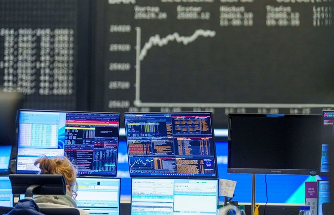 Eine Händlerin sitzt im Handelssaal vor ihren Bildschirmen. (zu dpa: «Dax schwächelt wieder - Stresstest steht an»)<span class='image-autor'>Andreas Arnold/dpa</span>