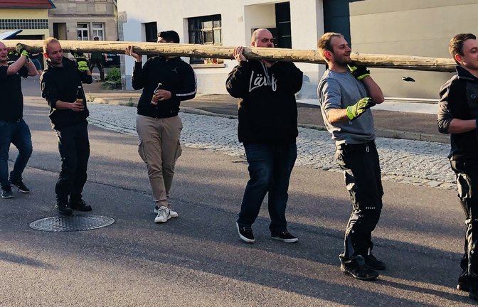 Nach seinem Abbau wird der Maibaum „in einer lustigen Aktion von den Spielbergern einmal durch ihr Dorf getragen“, berichtet die Feuerwehrabteilung.  <span class='image-autor'>Foto: p</span>