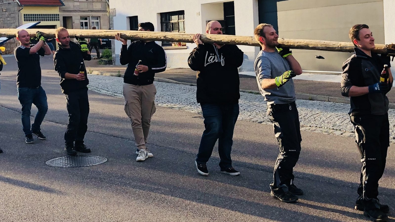 Nach seinem Abbau wird der Maibaum „in einer lustigen Aktion von den Spielbergern einmal durch ihr Dorf getragen“, berichtet die Feuerwehrabteilung. Foto: p Nach seinem Abbau wird der Maibaum „in einer lustigen Aktion von den Spielbergern einmal durch ihr Dorf getragen“, berichtet die Feuerwehrabteilung. Foto: p