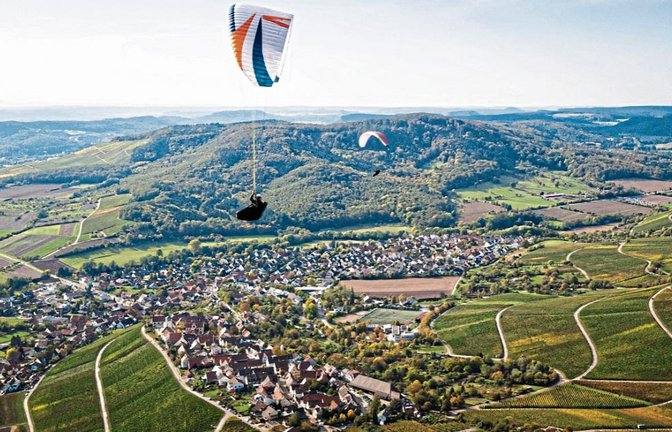 Die Mitglieder des Hohenhaslacher Gleitschirm- und Drachenfliegervereins freuen sich beim Start vom Hausberg über den langersehnten Südwind.  Foto: p