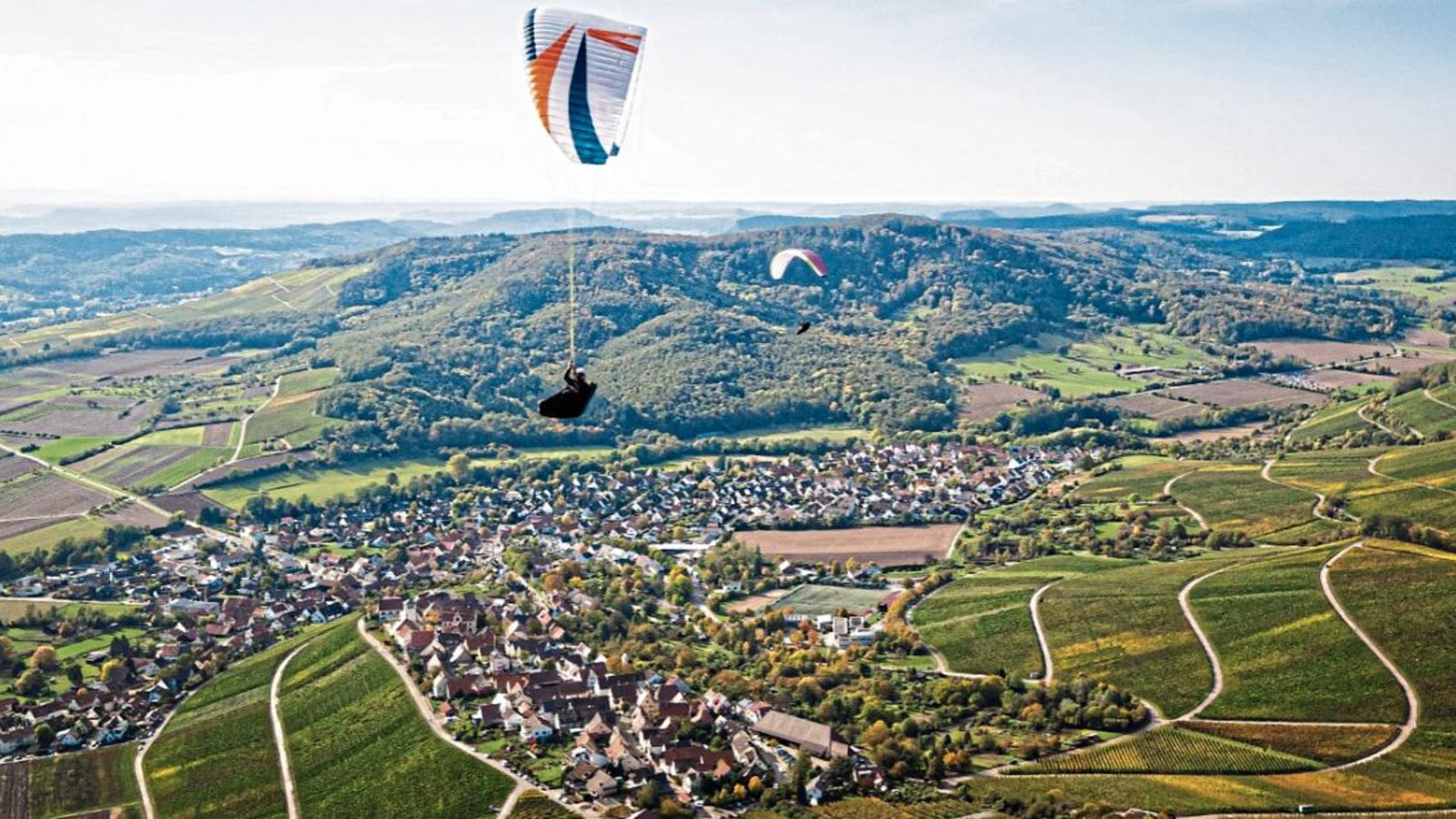 Die Mitglieder des Hohenhaslacher Gleitschirm- und Drachenfliegervereins freuen sich beim Start vom Hausberg über den langersehnten Südwind.  Foto: p