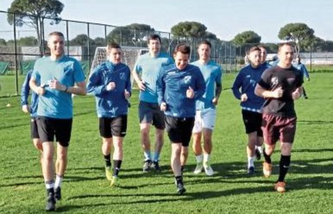 Warmlaufen für die zweite Saisonhälfte: Der TSV Häfnerhaslach machte sich in einem einwöchigen Trainingslager im türkuschen Belek fit.  Foto: privat