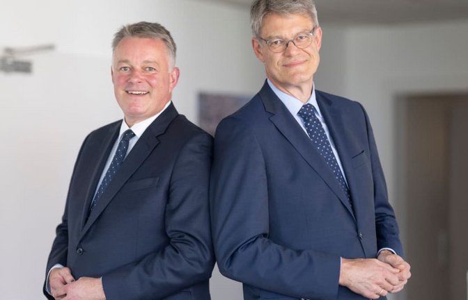Der rheinland-pfälzische Ministerpräsident Gordon Schnieder (CDU, l) und sein Bruder, Ex-Bundesverkehrsminister Patrick Schnieder (CDU). Gordon Schnieder hat Bundeskanzler Merz (CDU) für sein Management der Kabinettsumbildung kritisiert (Archivfoto).<span class='image-autor'>Boris Roessler/dpa</span>