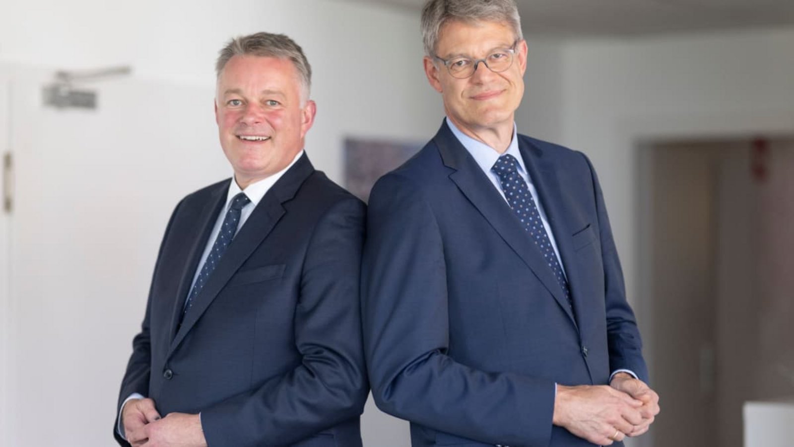 Der rheinland-pfälzische Ministerpräsident Gordon Schnieder (CDU, l) und sein Bruder, Ex-Bundesverkehrsminister Patrick Schnieder (CDU). Gordon Schnieder hat Bundeskanzler Merz (CDU) für sein Management der Kabinettsumbildung kritisiert (Archivfoto).Boris Roessler/dpa Der rheinland-pfälzische Ministerpräsident Gordon Schnieder (CDU, l) und sein Bruder, Ex-Bundesverkehrsminister Patrick Schnieder (CDU). Gordon Schnieder hat Bundeskanzler Merz (CDU) für sein Management der Kabinettsumbildung kritisiert (Archivfoto).Boris Roessler/dpa