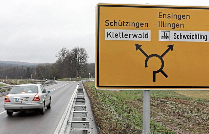 Seit dem Bau der Westtangente haben Autofahrer die Wahl, ob sie im Kreisverkehr nach Illingen oder Schützingen abbiegen. Fotos: Küppers