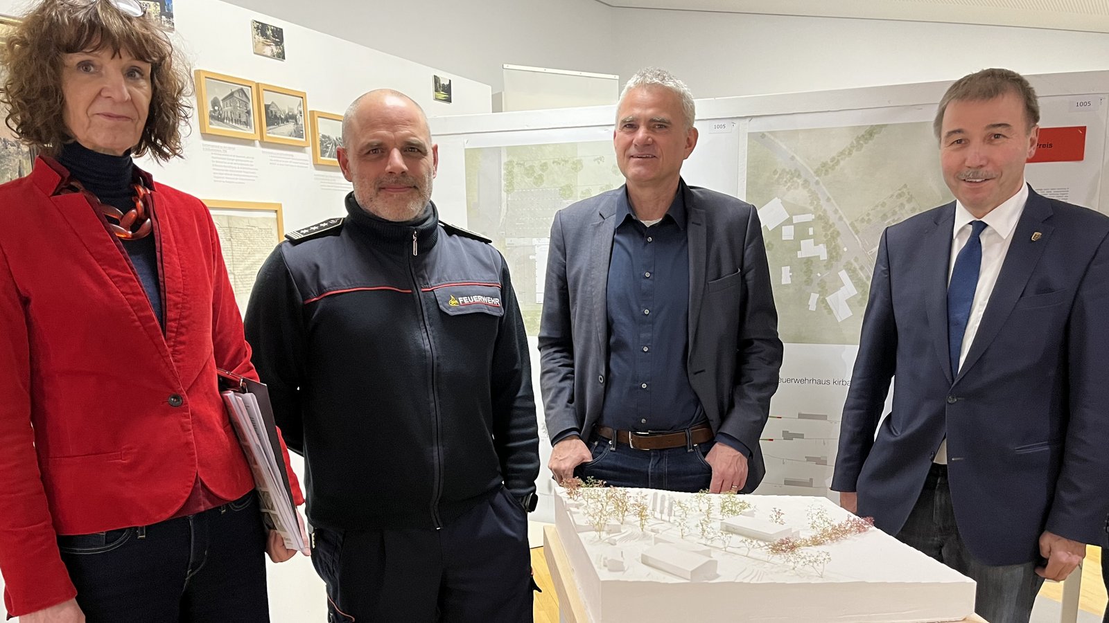 Nehmen das Siegermodell Architektin Petra Zeese (von links), Stadtkommandant Philipp Rousta, Bürgermeister Holger Albrich und der Landtagsabgeordnete Konrad Epple. Foto: Glemser