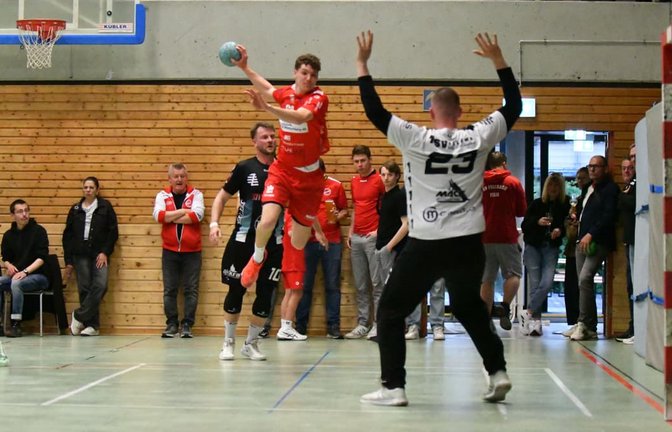 Mika Schauer (mit Ball) erzielt fünf Tore für die Handballer des SV Fellbach.<span class='image-autor'>Archiv Maximilian Hamm</span>
