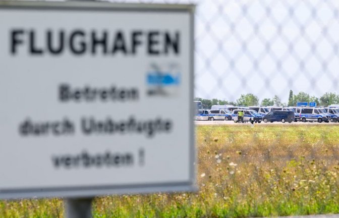 Einsatzkräfte der Polizei sind am Ende der Start-und-Lande-Bahn Nord des Flughafens Leipzig/Halle unterwegs.<span class='image-autor'>Hendrik Schmidt/dpa</span>