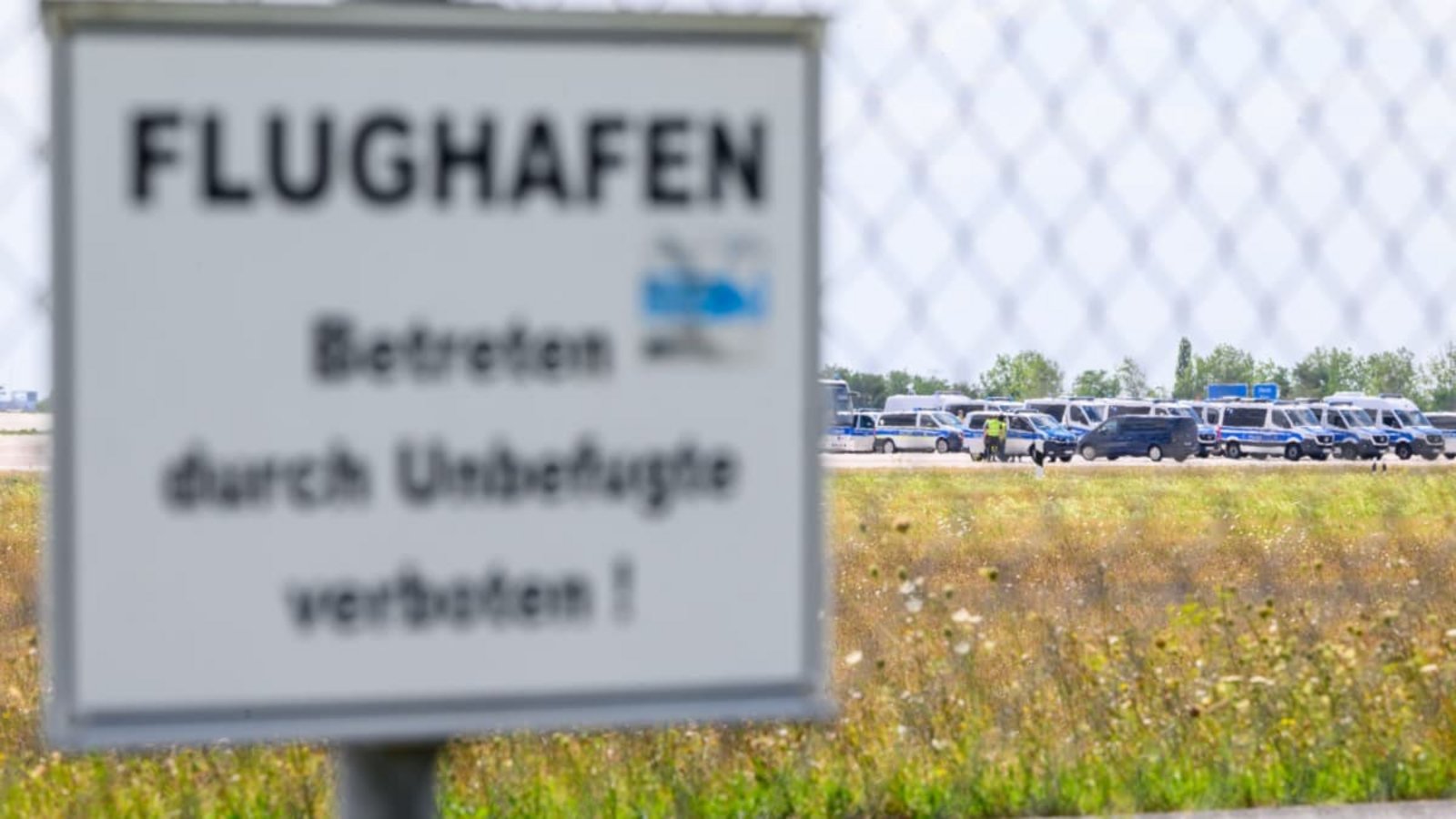 Einsatzkräfte der Polizei sind am Ende der Start-und-Lande-Bahn Nord des Flughafens Leipzig/Halle unterwegs.Hendrik Schmidt/dpa Einsatzkräfte der Polizei sind am Ende der Start-und-Lande-Bahn Nord des Flughafens Leipzig/Halle unterwegs.Hendrik Schmidt/dpa