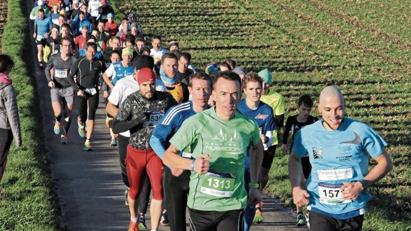 Martin Diebold (rechts) und Andreas Weis führen das Feld der Athleten beim Panorama- und beim Einsteigerlauf die erste Steigung hinauf. Fotos: Nachreiner Martin Diebold (rechts) und Andreas Weis führen das Feld der Athleten beim Panorama- und beim Einsteigerlauf die erste Steigung hinauf. Fotos: Nachreiner