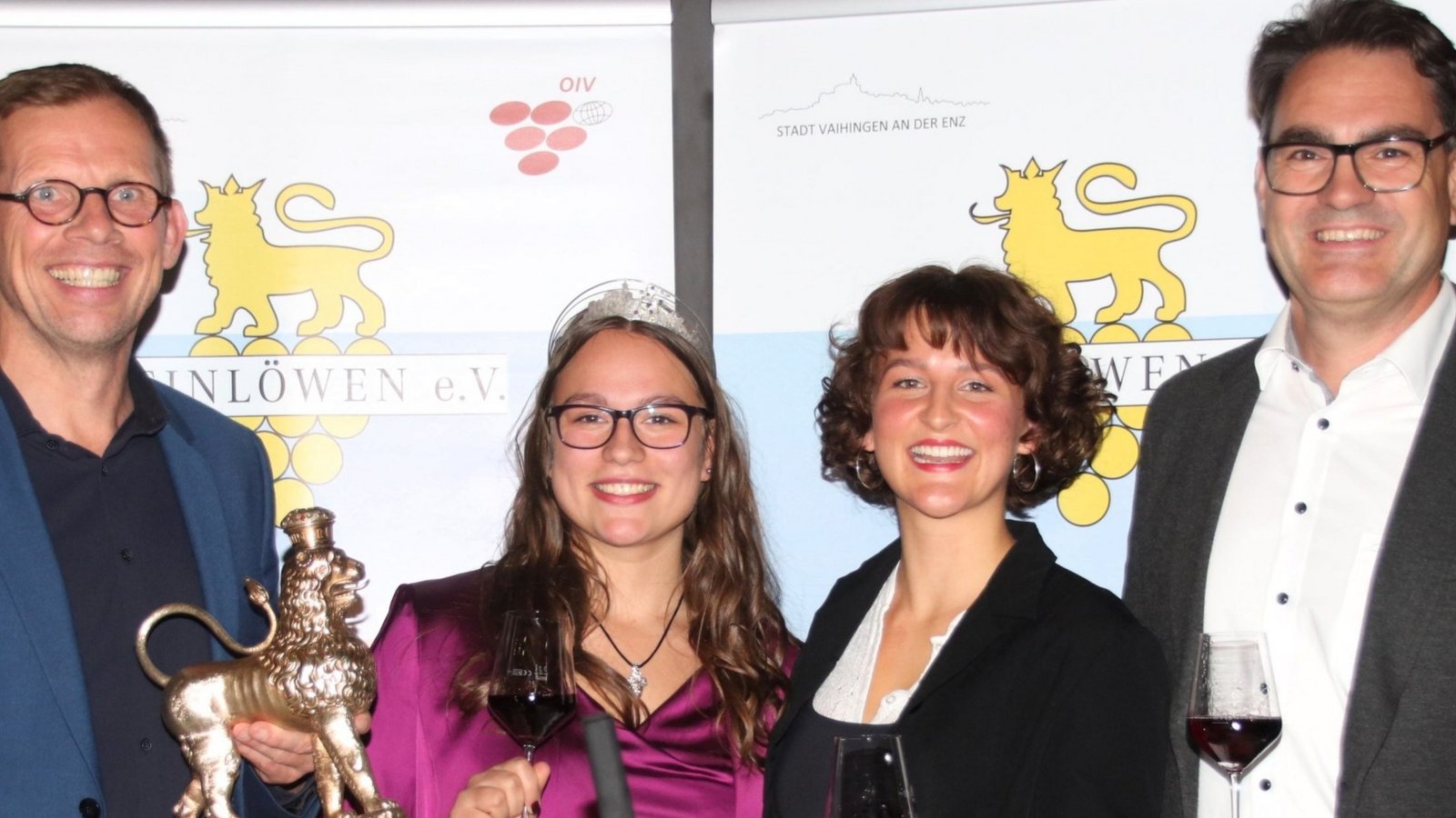 Oberbürgermeister Uwe Skrzypek (li.) und Martin Fischer von den Weinlöwen freuen sich mit der neuen Weinkönigin Maike Schillinger (li.) und Ex-Hoheit Jana Krause auf die neue Amtszeit. Foto: Arning