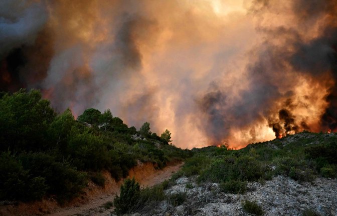 Ein Wald steht in der Nähe von Fontjoncouse, im Südwesten Frankreichs, in Flammen (Archivfoto).<span class='image-autor'>Foto: Lionel Bonaventure/AFP/dpa/Lionel Bonaventure</span>