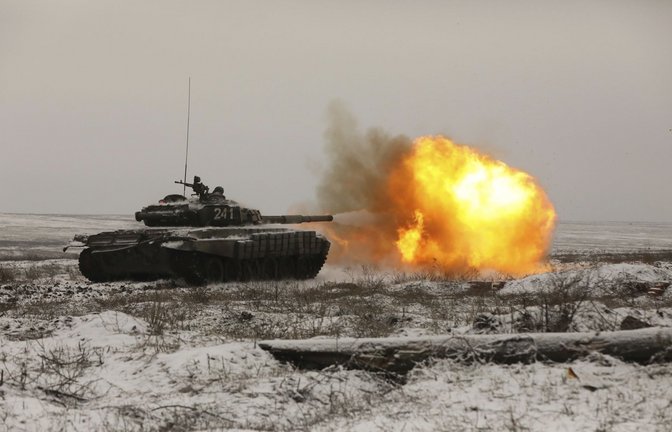 Ein Panzer schießt auf ein Ziel (Symbolbild).<span class='image-autor'>Foto: AP/dpa</span>
