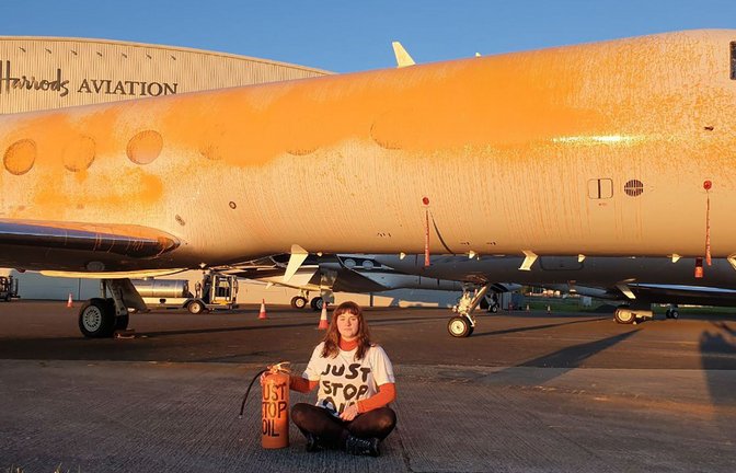 Eine Klimaaktivistin von „Just Stop Oil“ hat den Privatjet von Taylor Swift mit Farbe besprüht.<span class='image-autor'>Foto: AFP/HANDOUT</span>