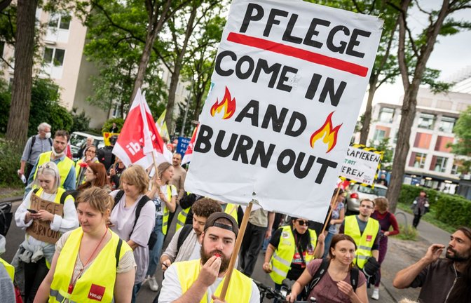 Pflegekräfte von Unikliniken (hier  in Nordrhein-Westfalen) demonstrieren für bessere Arbeitsbedingungen.<span class='image-autor'>Foto: picture alliance/dpa/Christian Knieps</span>