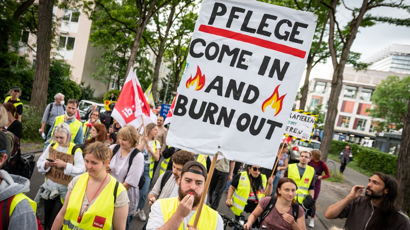 Pflegekräfte von Unikliniken (hier in Nordrhein-Westfalen) demonstrieren für bessere Arbeitsbedingungen.Foto: picture alliance/dpa/Christian Knieps Pflegekräfte von Unikliniken (hier in Nordrhein-Westfalen) demonstrieren für bessere Arbeitsbedingungen.Foto: picture alliance/dpa/Christian Knieps