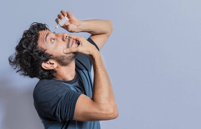 Augentropfen beruhigen die Bindehaut. (Symbolbild)<span class='image-autor'>Foto: IMAGO/imagebroker/Isai Hernandez</span>