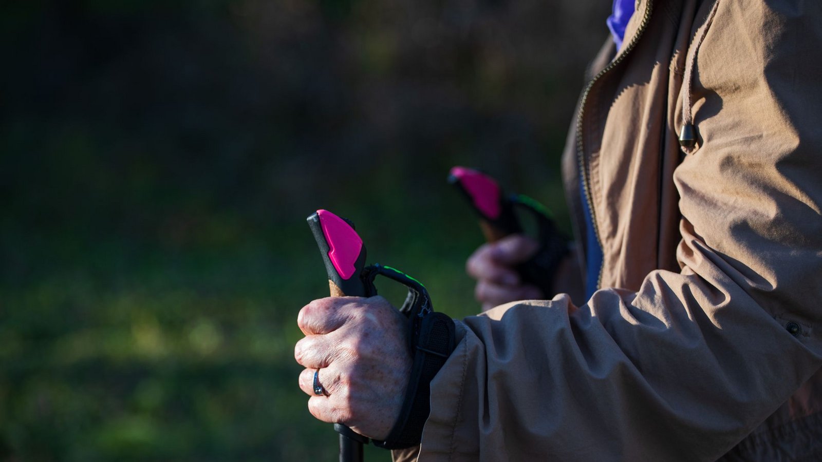 Für Parkinson-Patienten eignen sich Sportarten wie Wandern oder Nordic Walking, weil dabei Beweglichkeit, Gleichgewicht, Kraft, Körperhaltung und Koordination trainiert werden.Foto: stock.adobe.com/okonato Für Parkinson-Patienten eignen sich Sportarten wie Wandern oder Nordic Walking, weil dabei Beweglichkeit, Gleichgewicht, Kraft, Körperhaltung und Koordination trainiert werden.Foto: stock.adobe.com/okonato