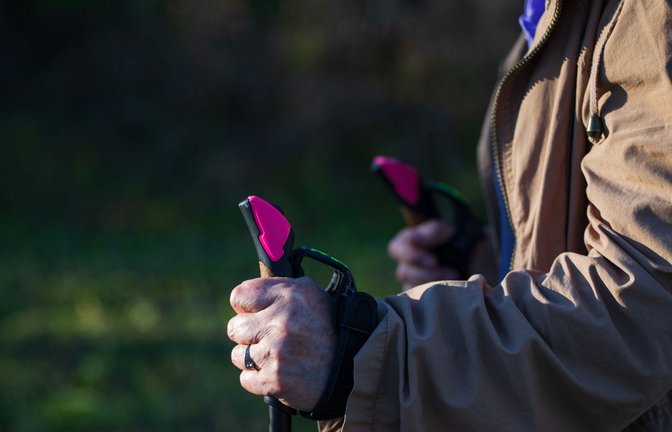 Für Parkinson-Patienten eignen sich Sportarten wie Wandern oder Nordic Walking, weil dabei Beweglichkeit, Gleichgewicht, Kraft, Körperhaltung und Koordination trainiert werden.<span class='image-autor'>Foto: stock.adobe.com/okonato</span>