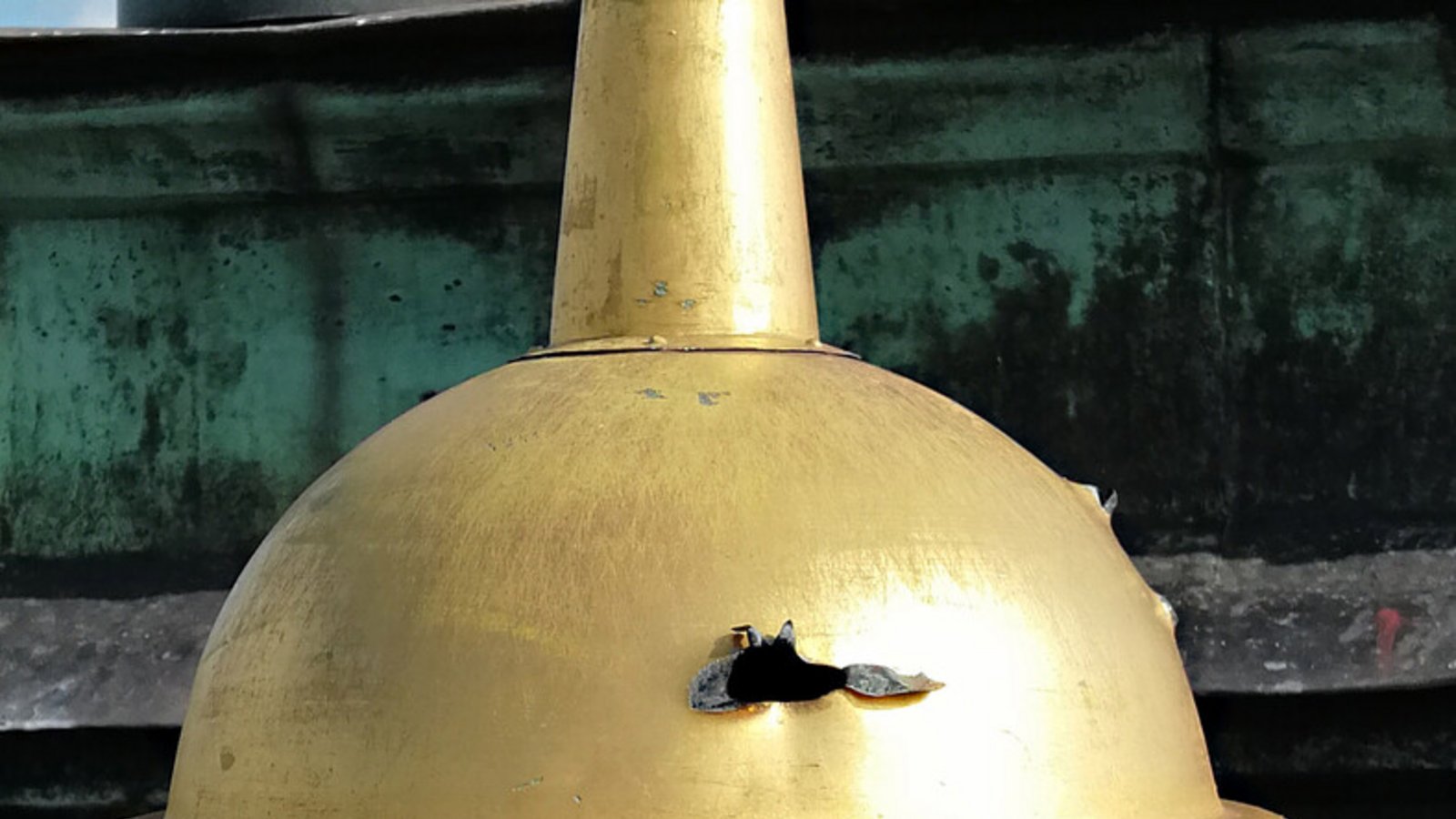 Bei der Sanierung entdeckt: Die goldene Kugel am Stadtkirchenturm weist Einschusslöcher auf.Foto: Eckart Schultz-Berg Bei der Sanierung entdeckt: Die goldene Kugel am Stadtkirchenturm weist Einschusslöcher auf.Foto: Eckart Schultz-Berg