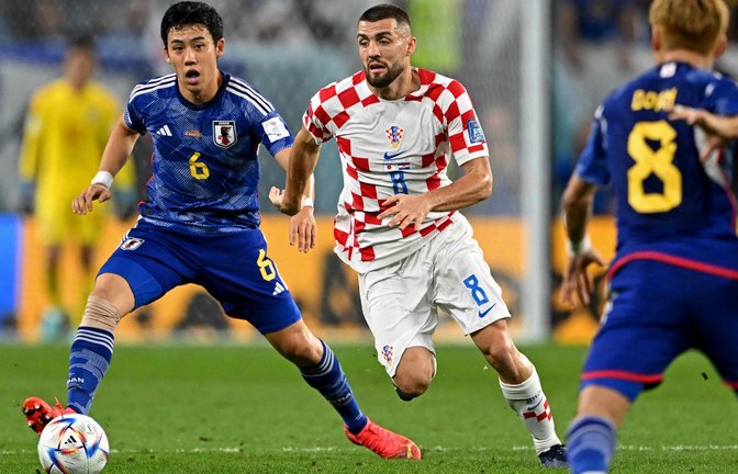 Lange Zeit eine prägende Figur des Achtelfinales zwischen Japan und Kroatien: VfB-Kapitän Wataru Endo (links)<span class='image-autor'>Foto: AFP/Ozan Kose</span>